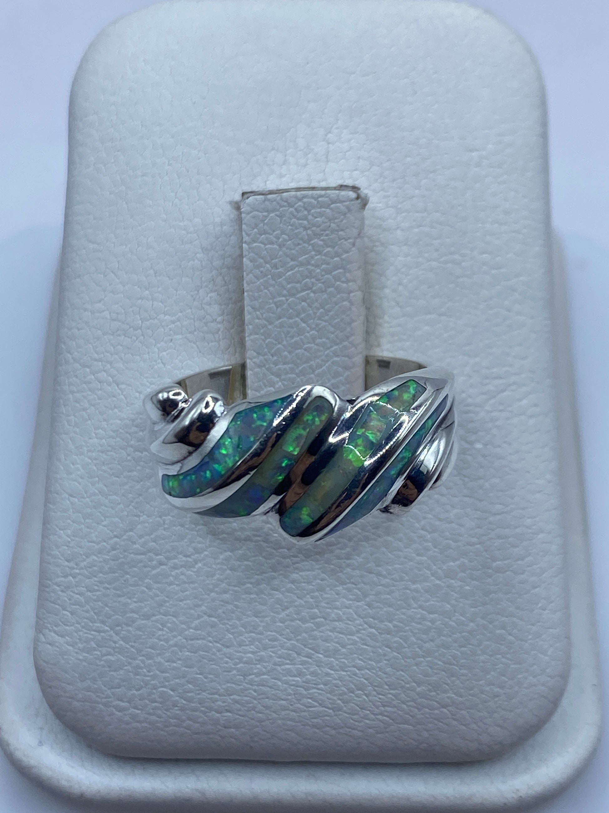 Anillo de plata .950 con Ópalo de Fuego verde y azul en mano de mujer