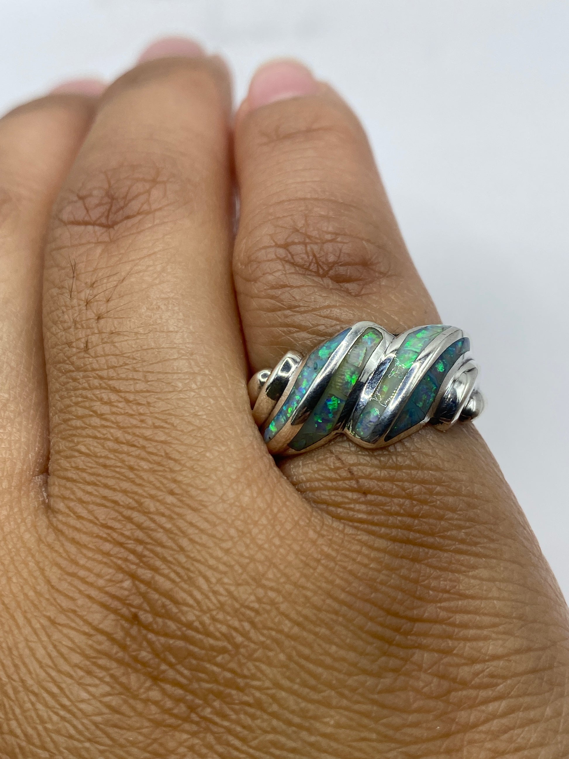 Anillo en dedo mostrando el brillo natural del Ópalo de Fuego