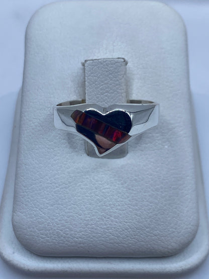 Anillo solitario con ópalo de fuego multicolor en plata .950 sobre estuche blanco