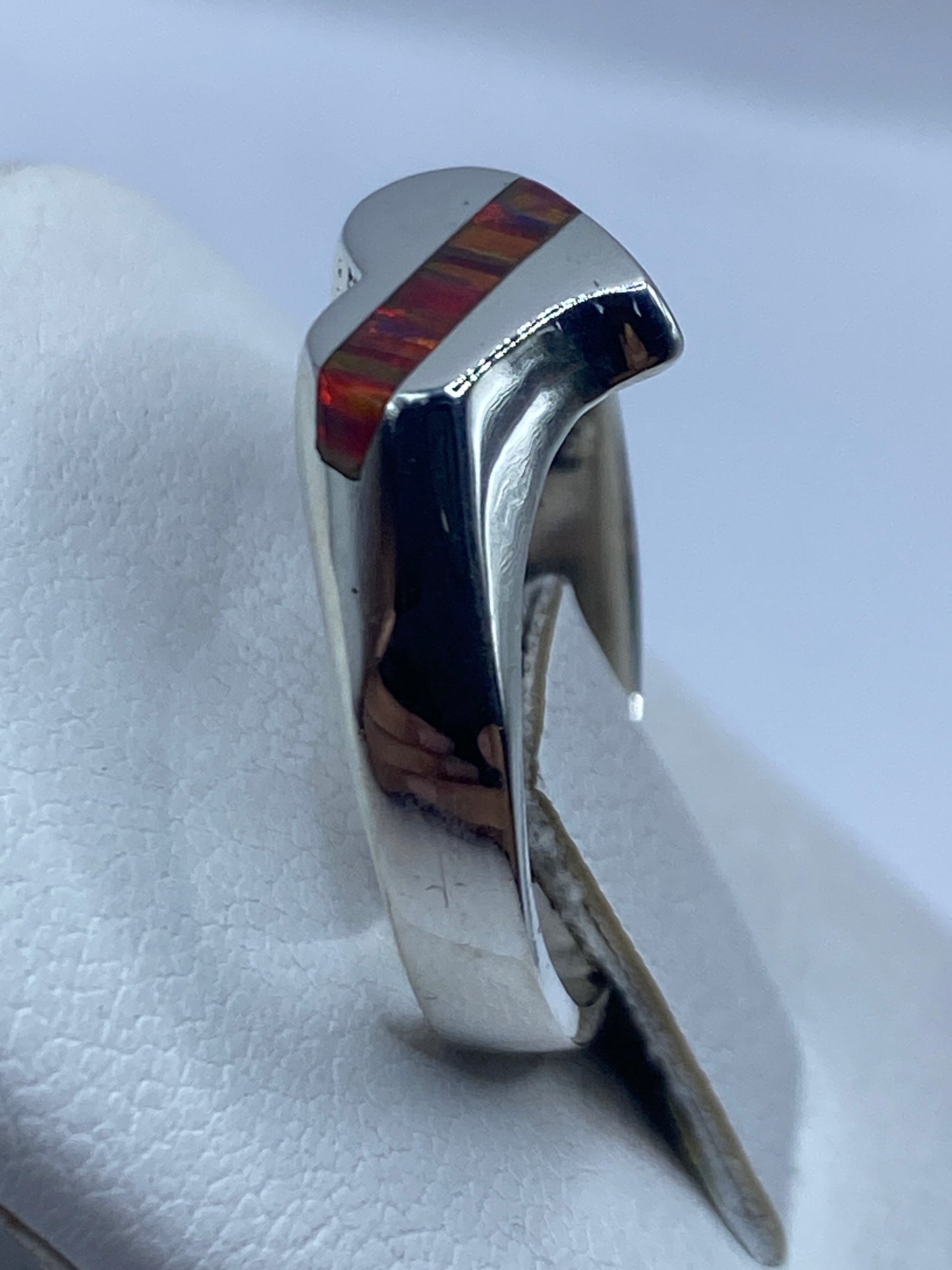 Vista lateral del anillo solitario en plata .950 con engaste seguro