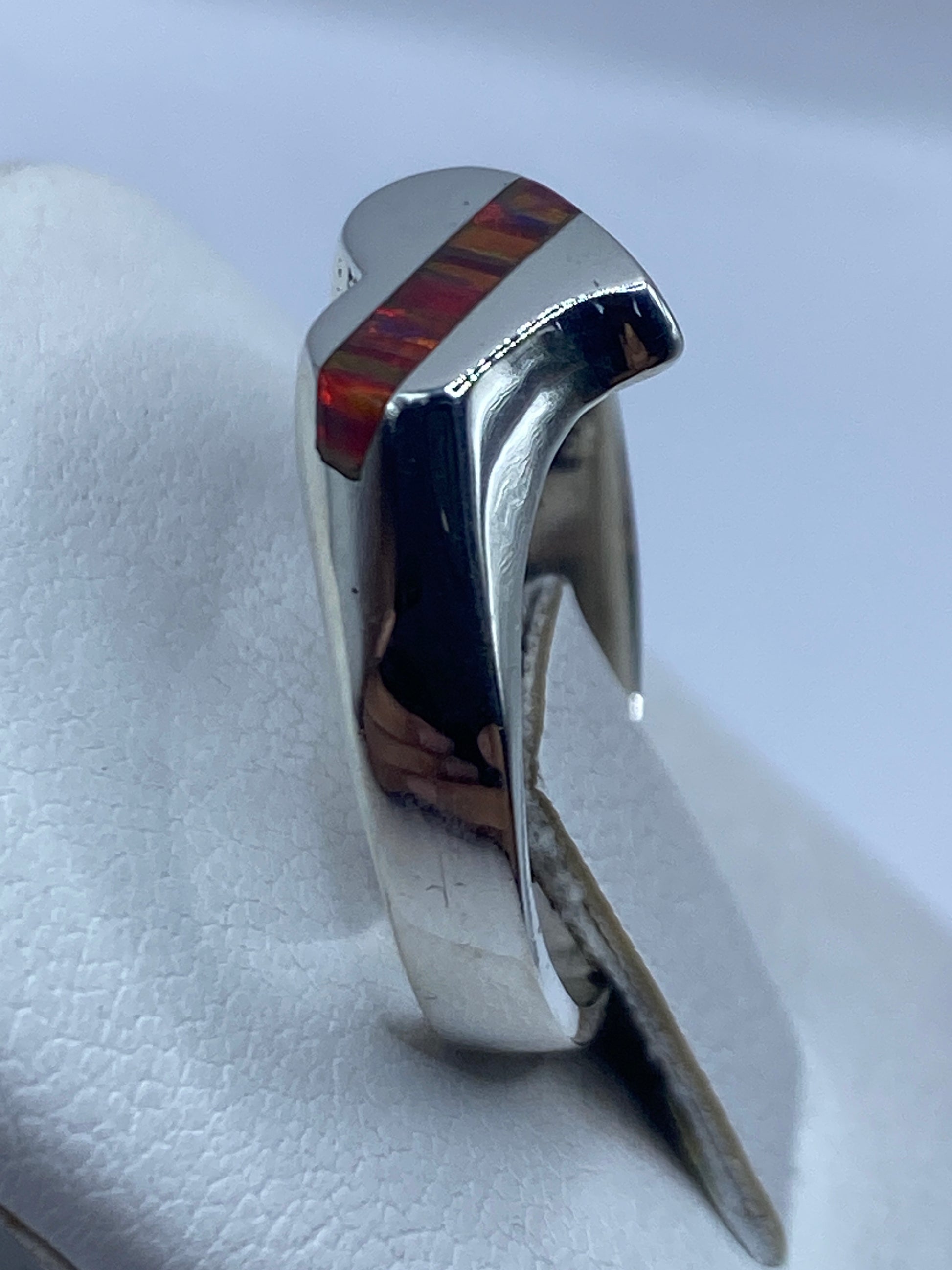 Vista lateral del anillo solitario en plata .950 con engaste seguro