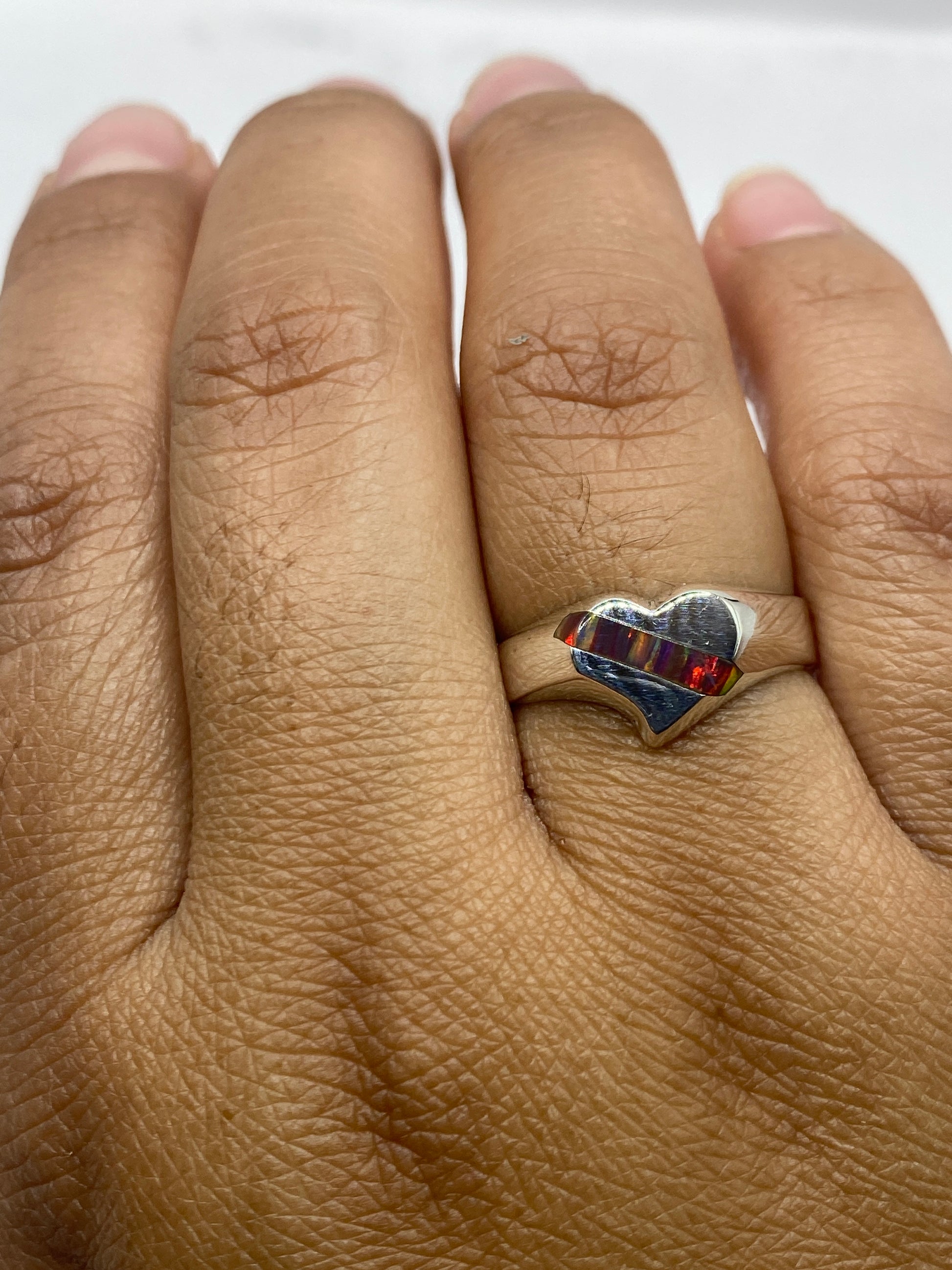 Anillo sobre fondo blanco mostrando el sello 950 MEXICO en el interior