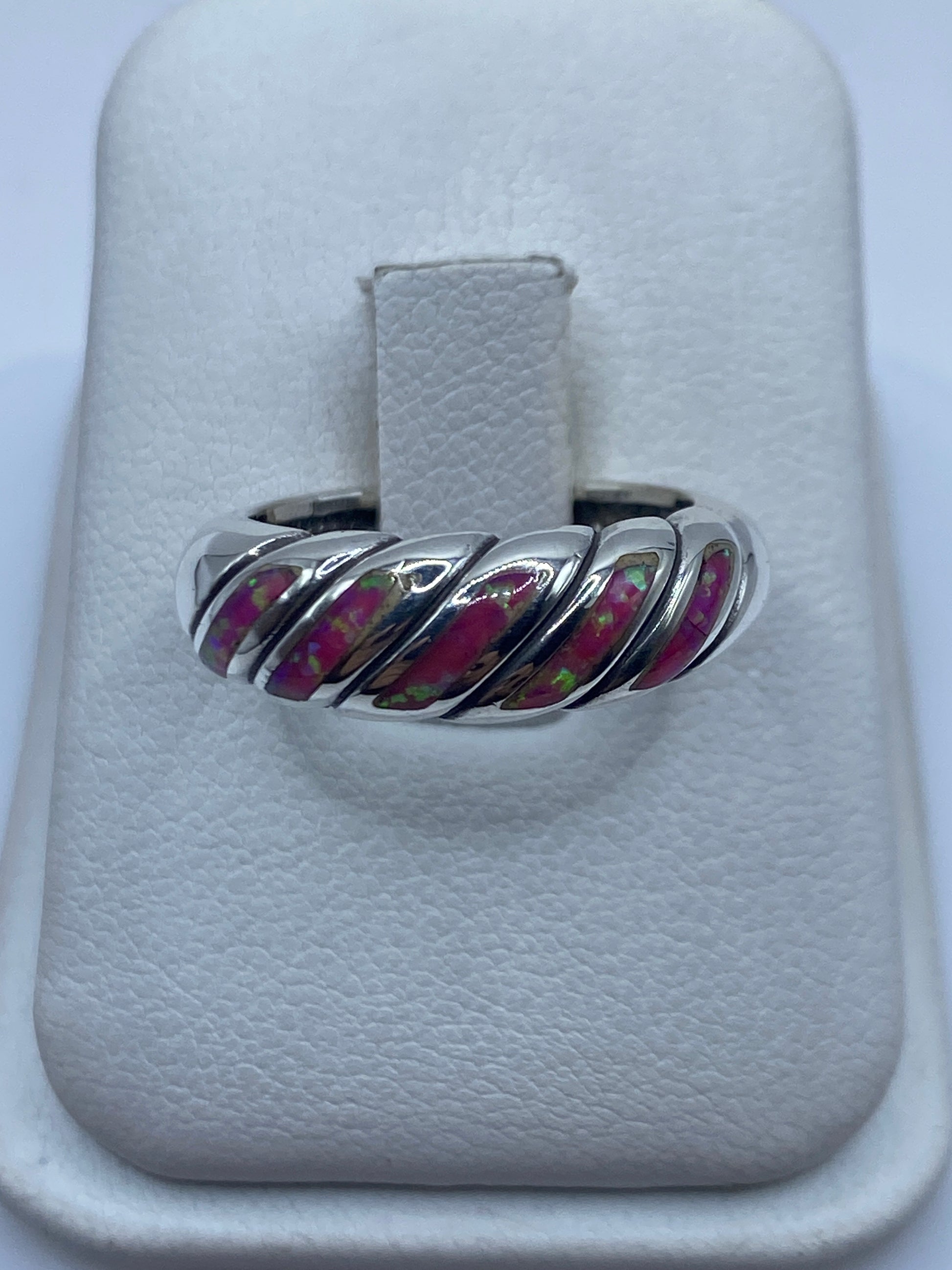 Anillo de plata .950 con ópalo de fuego rosa en estuche blanco, diseño envolvente