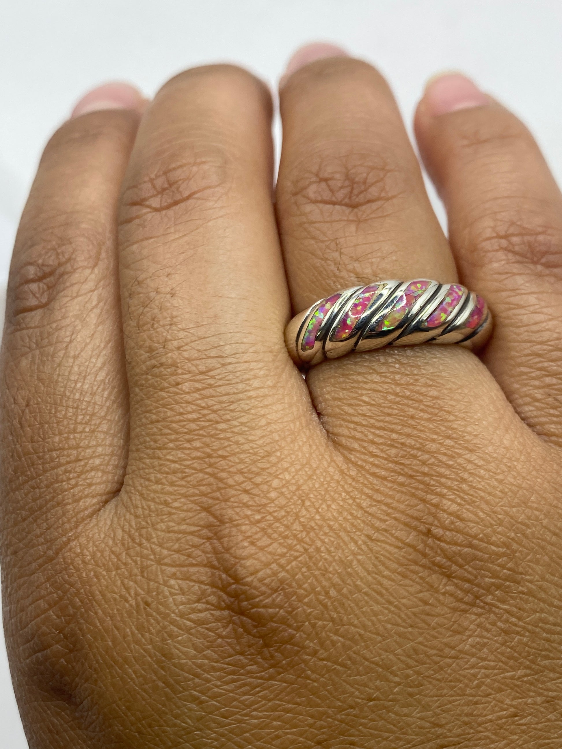 Anillo en la mano mostrando el efecto óptico del ópalo de fuego y la pureza .950 de la plata