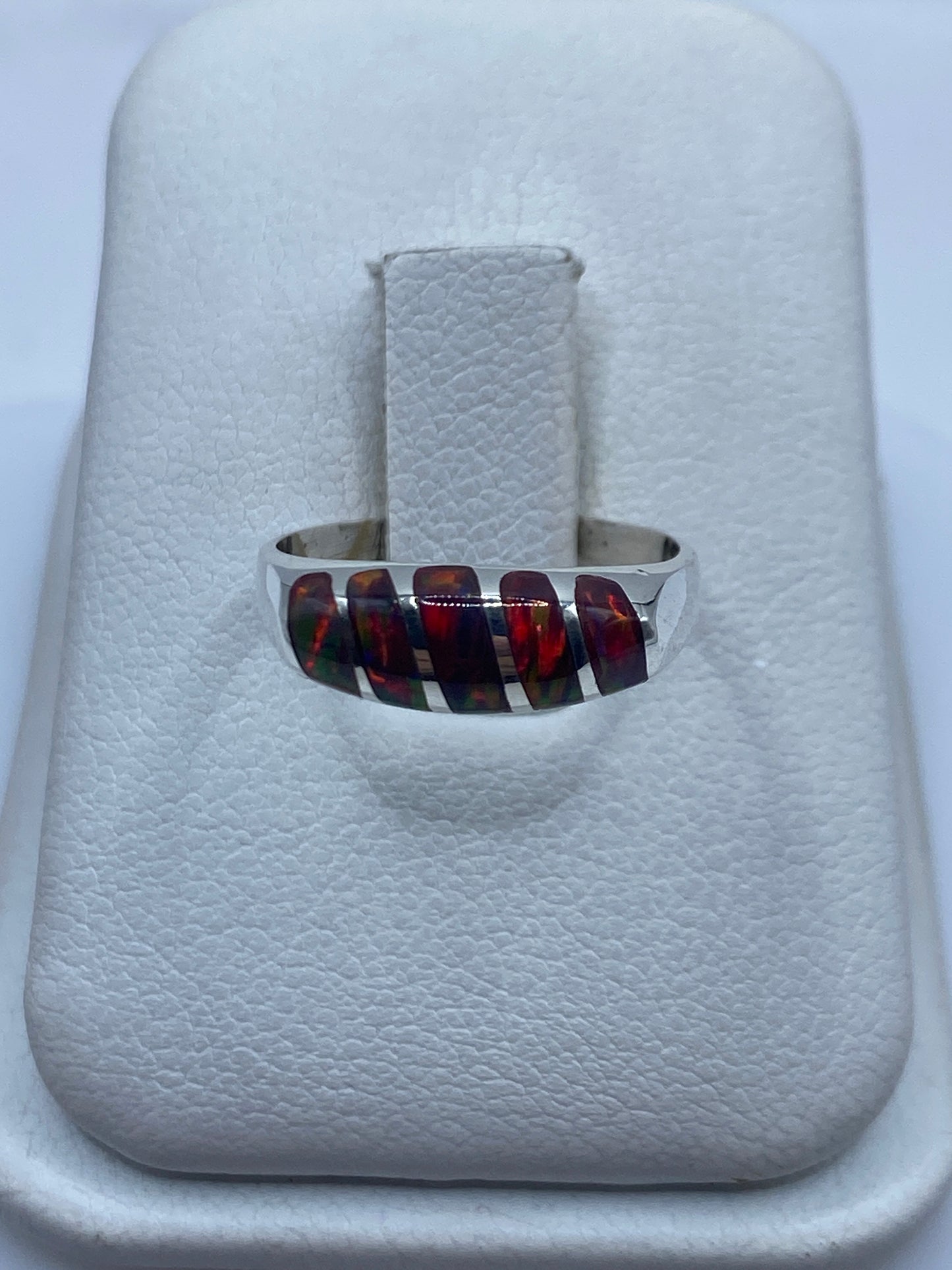 Anillo de plata .950 con ópalo de fuego multicolor en estuche blanco