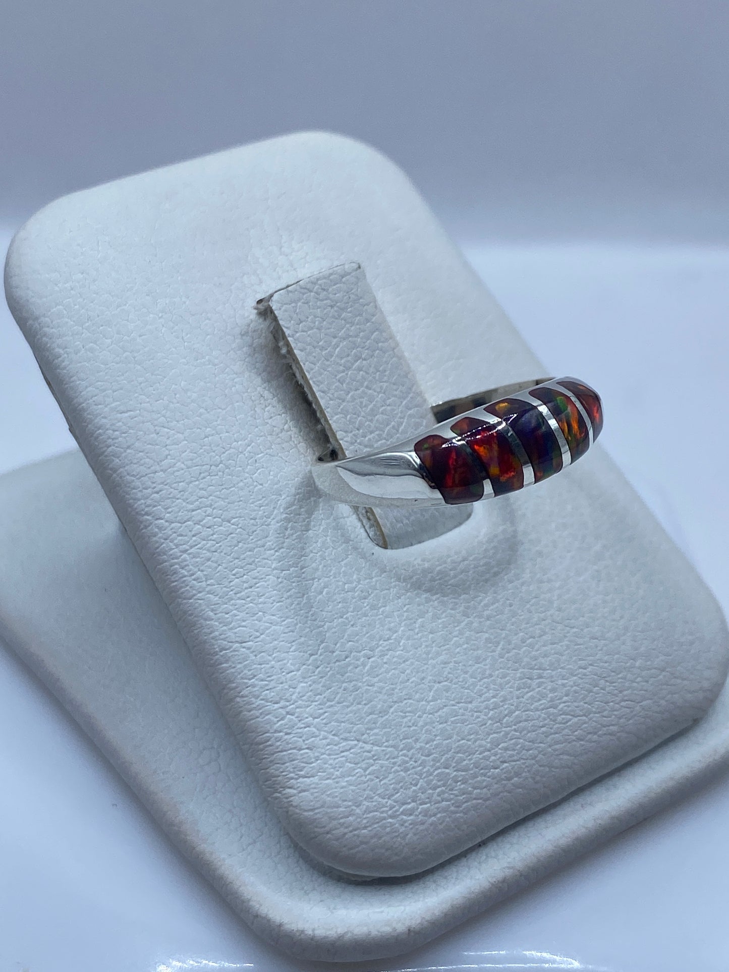 Anillo coctel de plata con ópalo de fuego mostrando rojo, naranja y verde