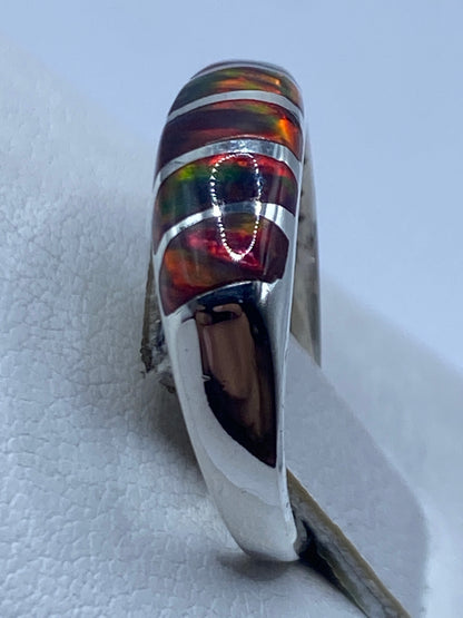 Detalle lateral del anillo de ópalo en plata .950, vista de perfil