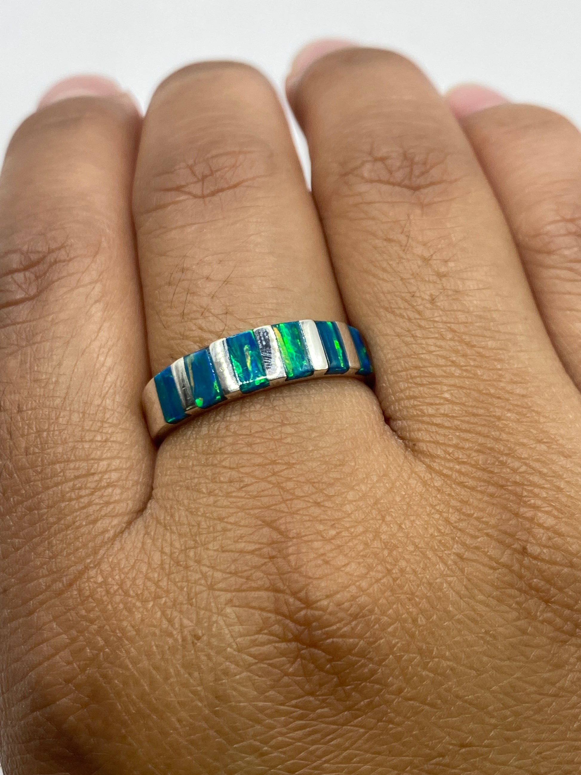 Anillo sobre fondo blanco mostrando sello .925 MEXICO y banda completa