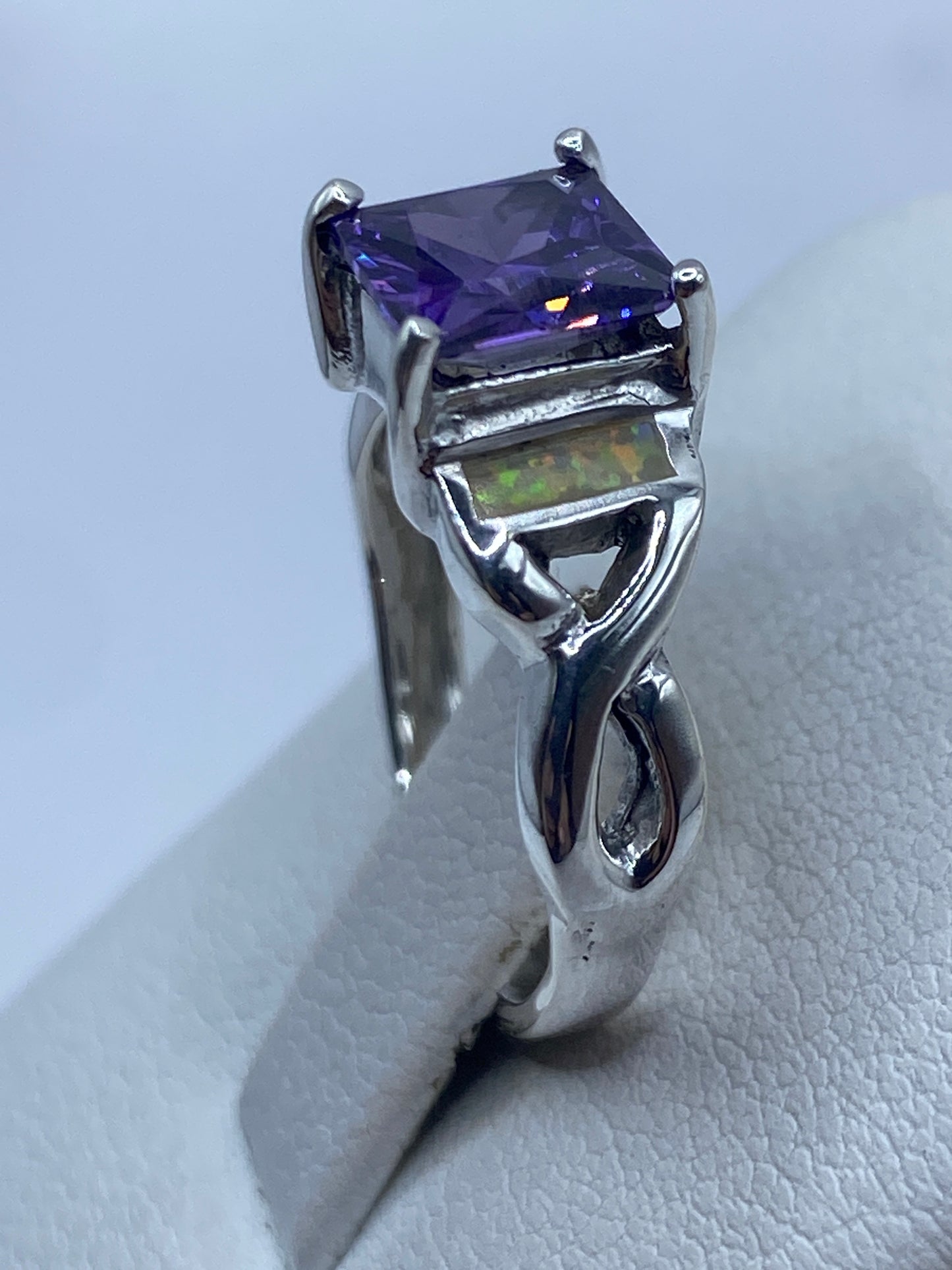 Vista lateral del anillo de plata .925 con engaste artesanal del ópalo