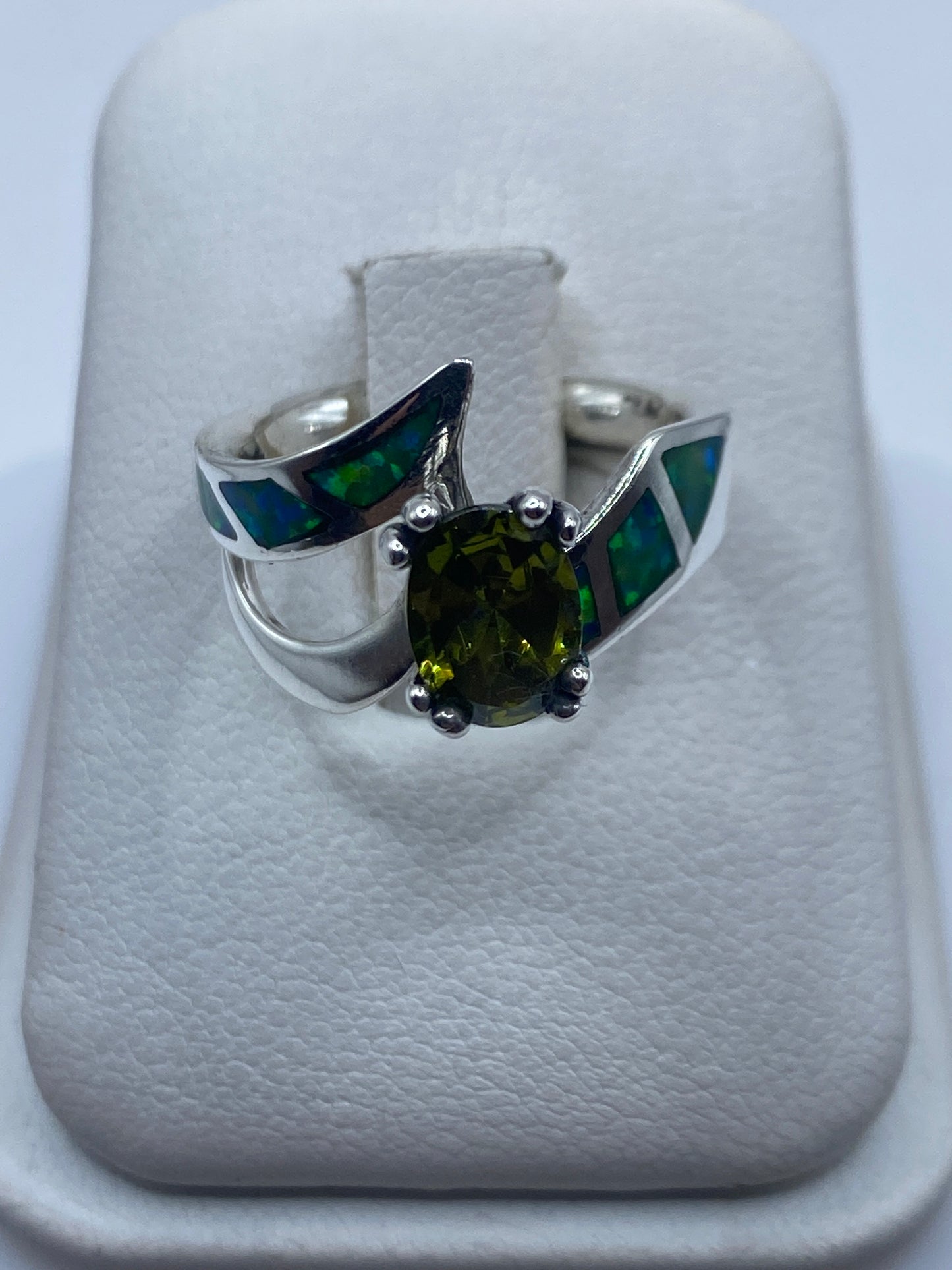 Anillo de plata .950 con ópalo de fuego verde limón en caja blanca, vista frontal