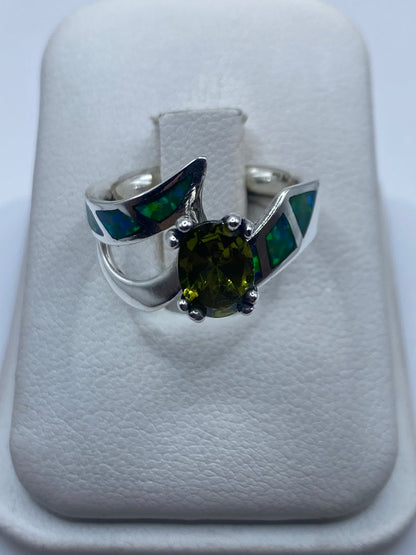 Anillo de plata .950 con ópalo de fuego verde limón en caja blanca, vista frontal
