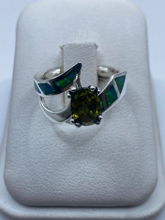 Anillo de plata .950 con ópalo de fuego verde limón en caja blanca, vista frontal