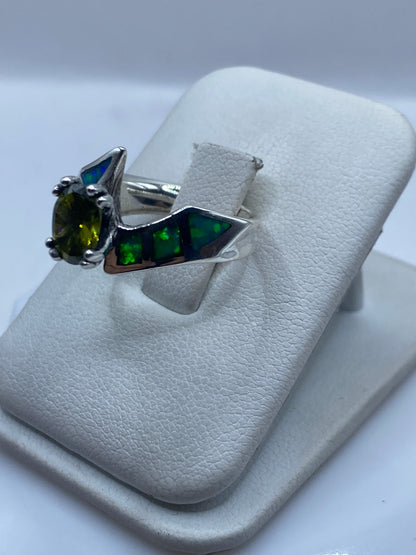 Detalle del ópalo de fuego mostrando el brillo verde y destellos internos