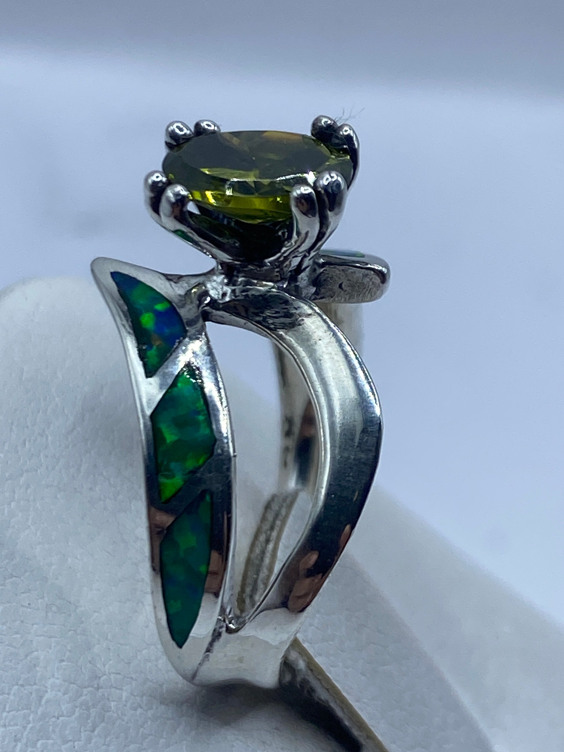 Anillo coctel en perfil lateral, alas en mosaico azul y verde