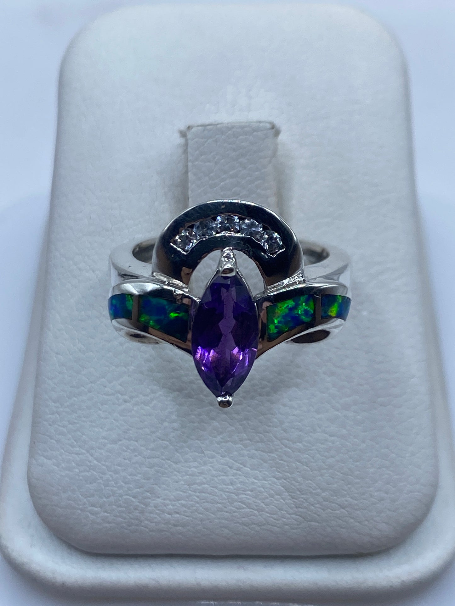 Anillo de plata .925 con ópalo de fuego azul engastado, vista frontal