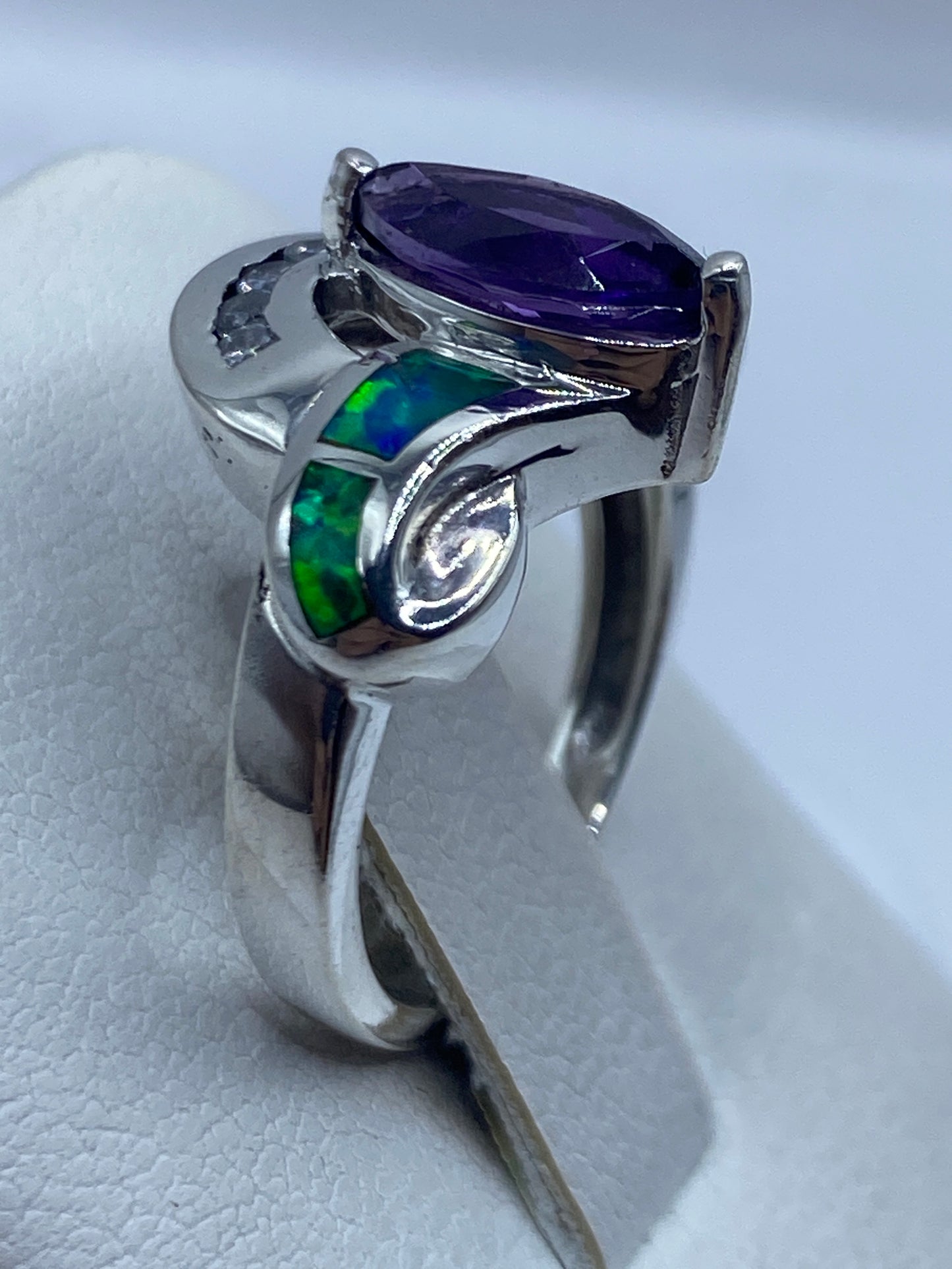 Anillo ópalo de fuego en la mano, talla 6, brillo natural de la piedra