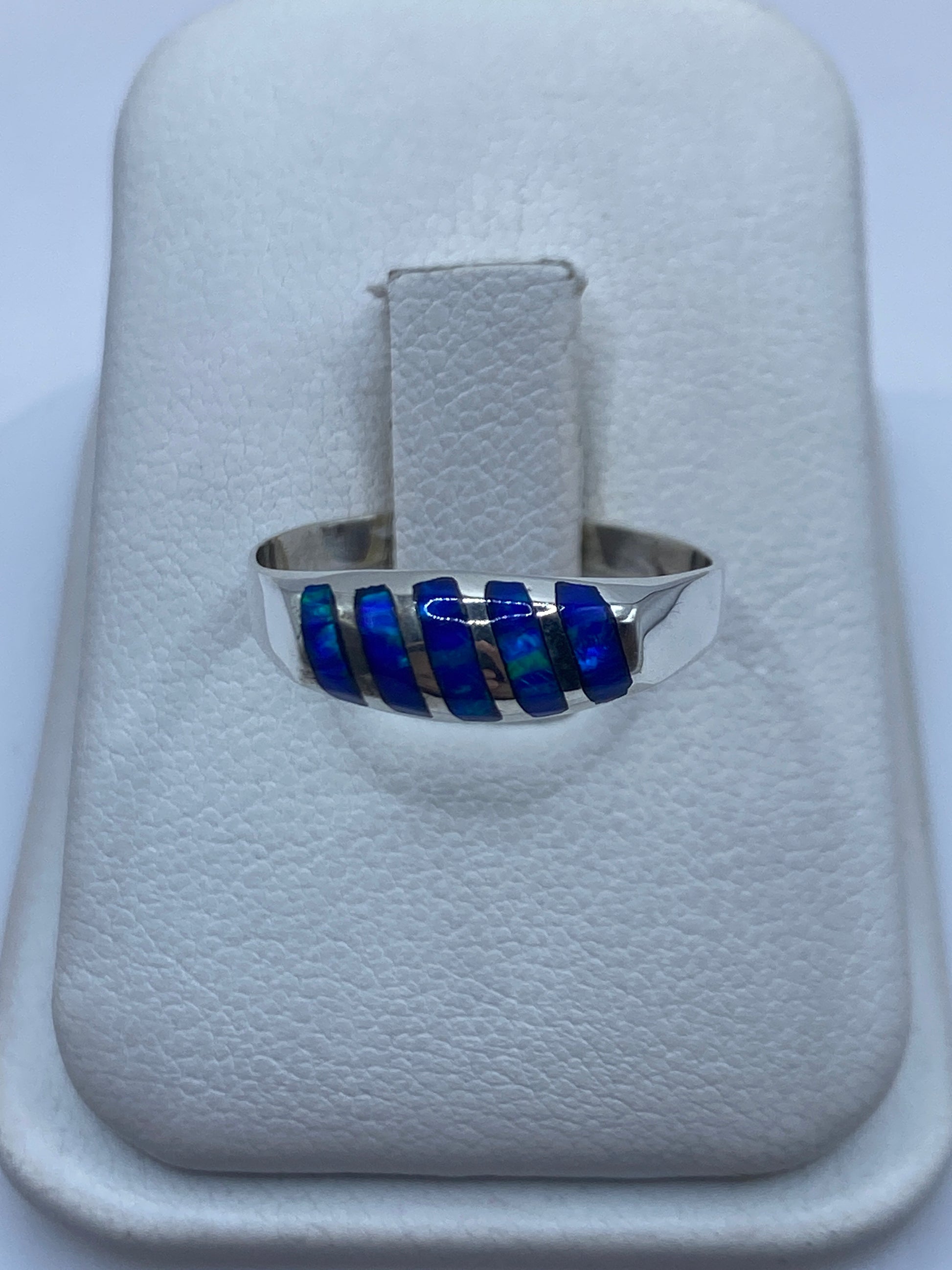 Anillo de plata .925 con ópalo de fuego azul en estuche blanco, talla 8