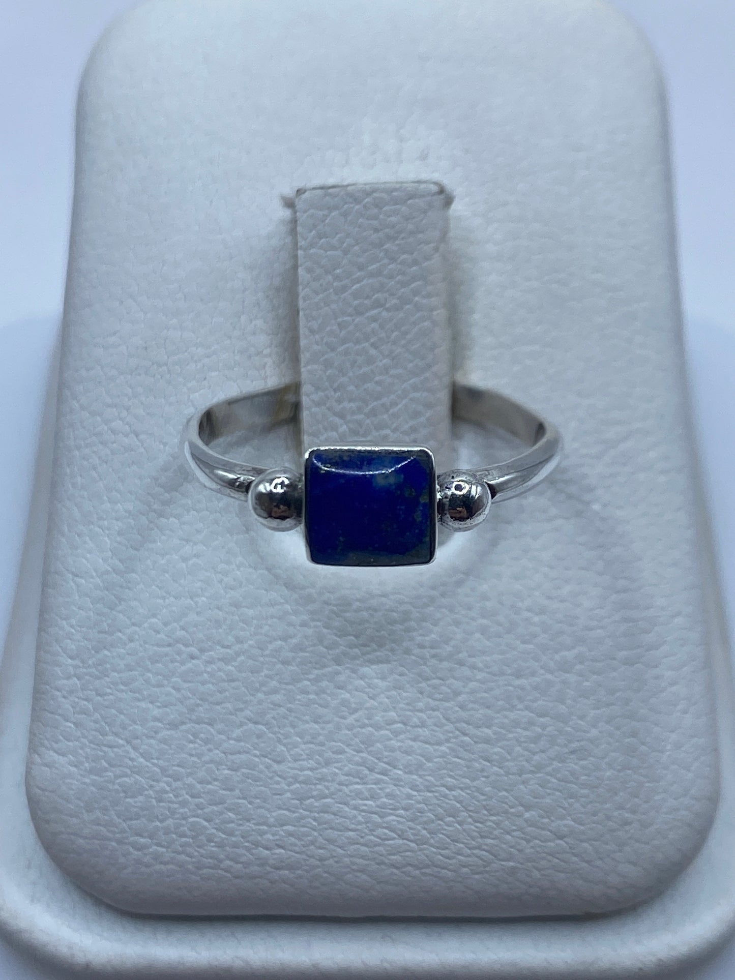Anillo de plata .950 con lapislázuli azul solitario, vista frontal en estuche blanco