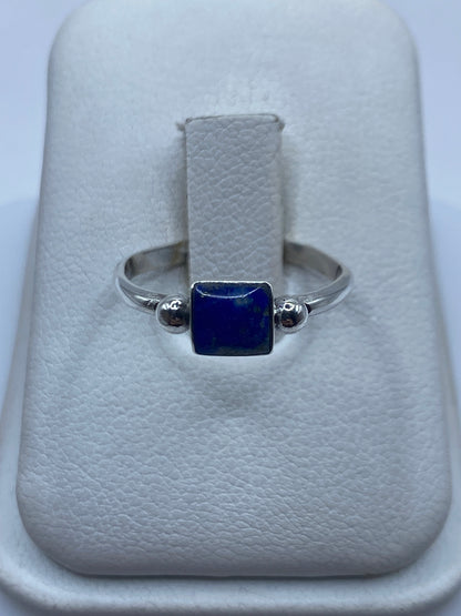 Anillo de plata .950 con lapislázuli azul solitario, vista frontal en estuche blanco