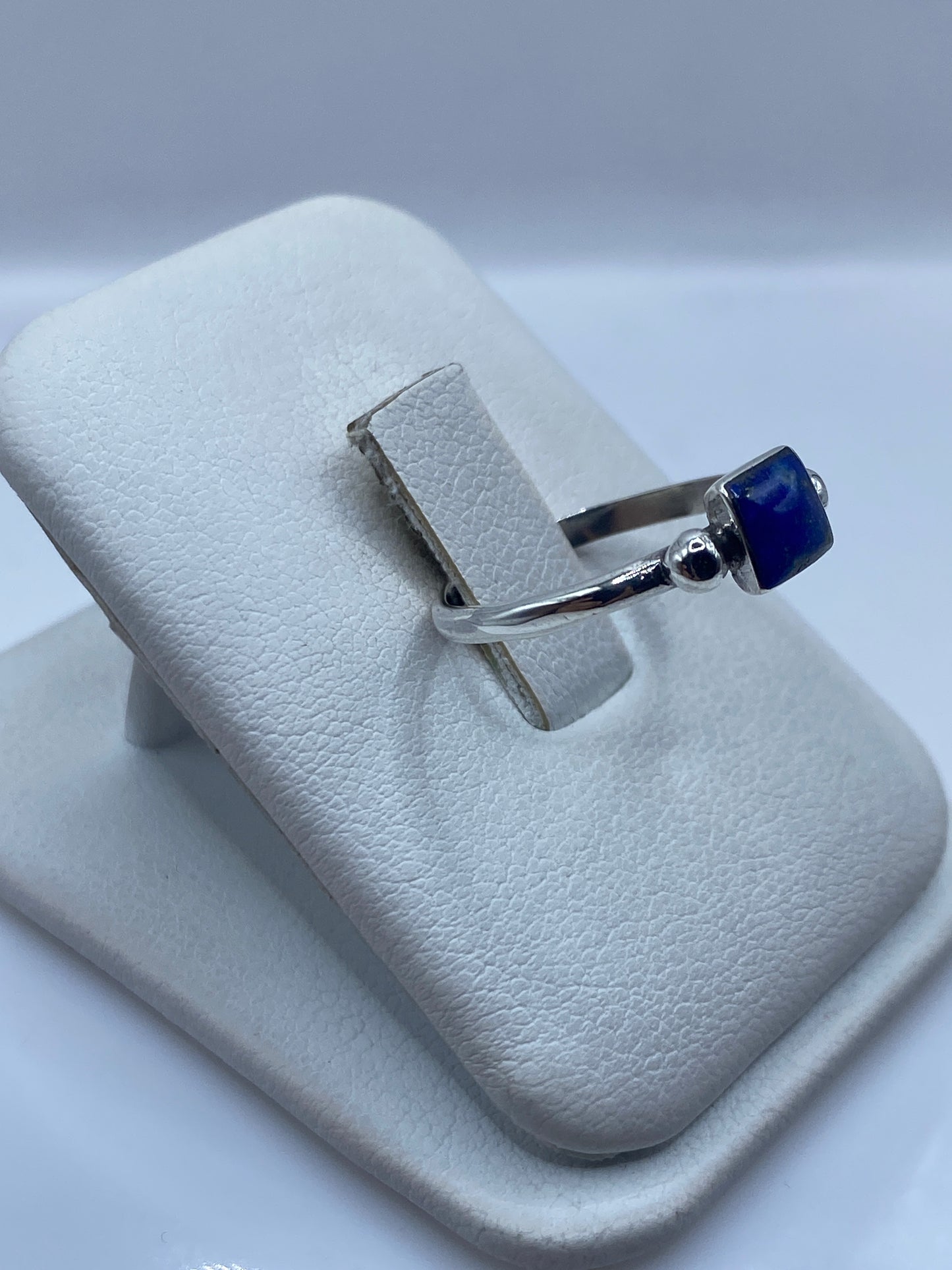 Anillo de lapislázuli azul profundo en plata pura, detalle del engaste artesanal