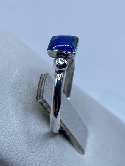Anillo minimalista con piedra azul en dedo, mostrando el color natural del lapislázuli