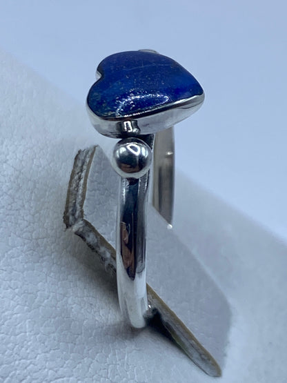 Detalle del engaste en plata del corazón de circonia azul