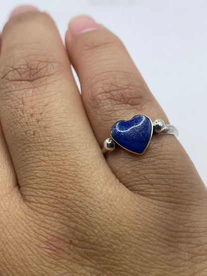 Anillo corazón de circonia en escala de peso, mostrando su delicadeza
