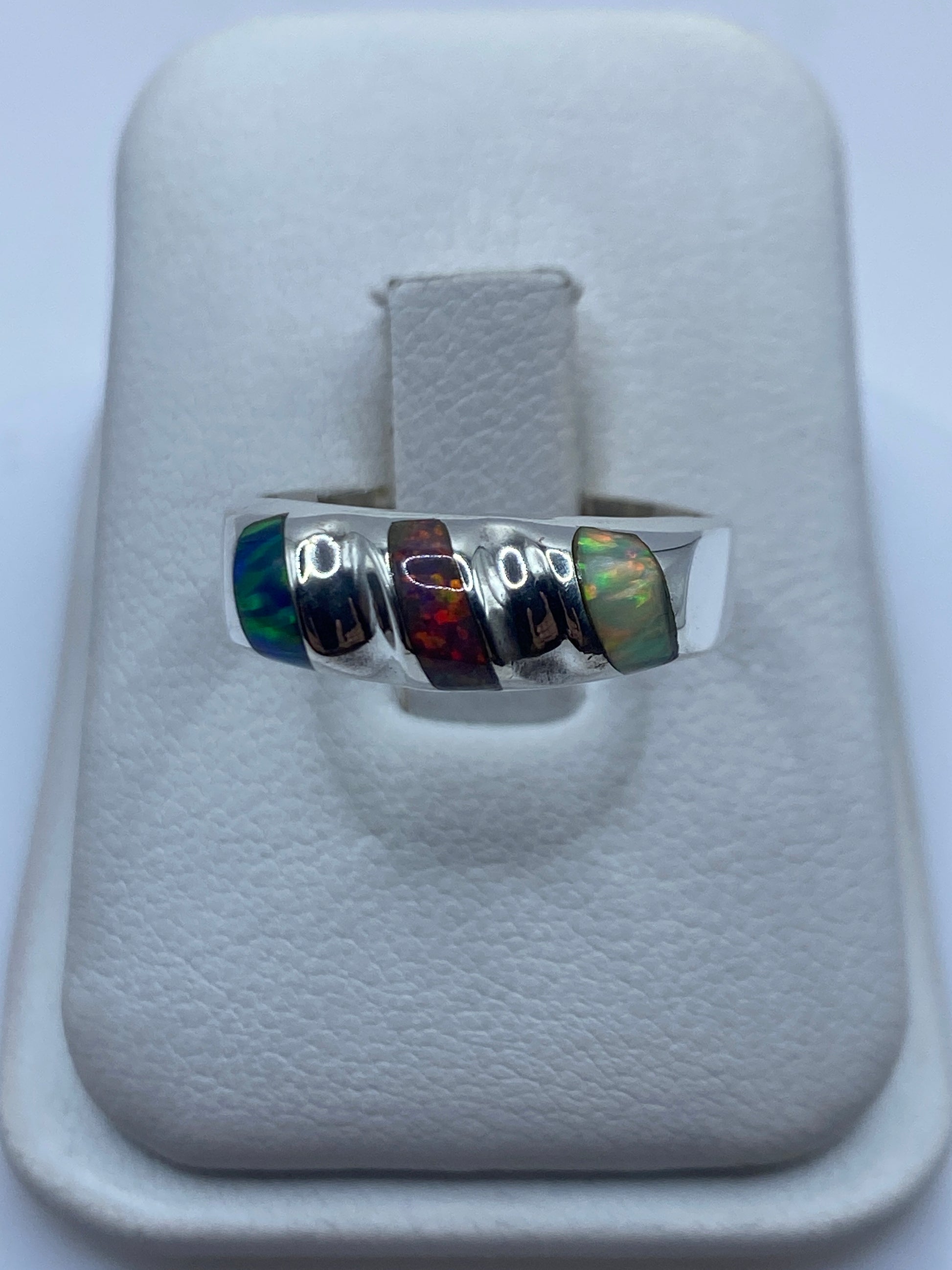 Anillo de plata .950 con ópalo de fuego multicolor en estuche blanco