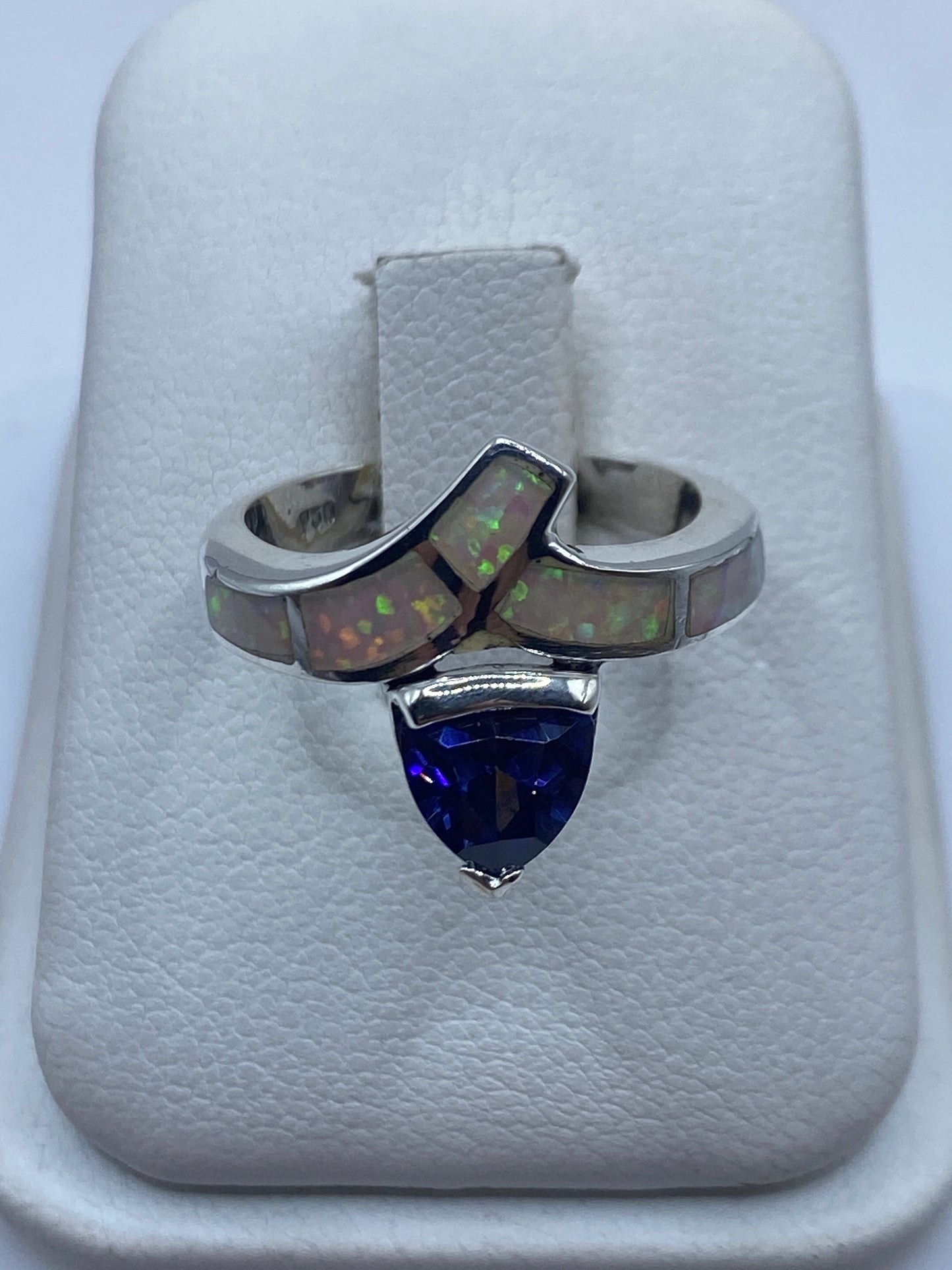Anillo de plata .950 con ópalo de fuego natural multicolor en la mano de una mujer