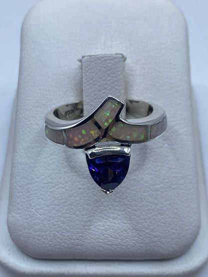 Anillo de plata .950 con ópalo de fuego natural multicolor en la mano de una mujer