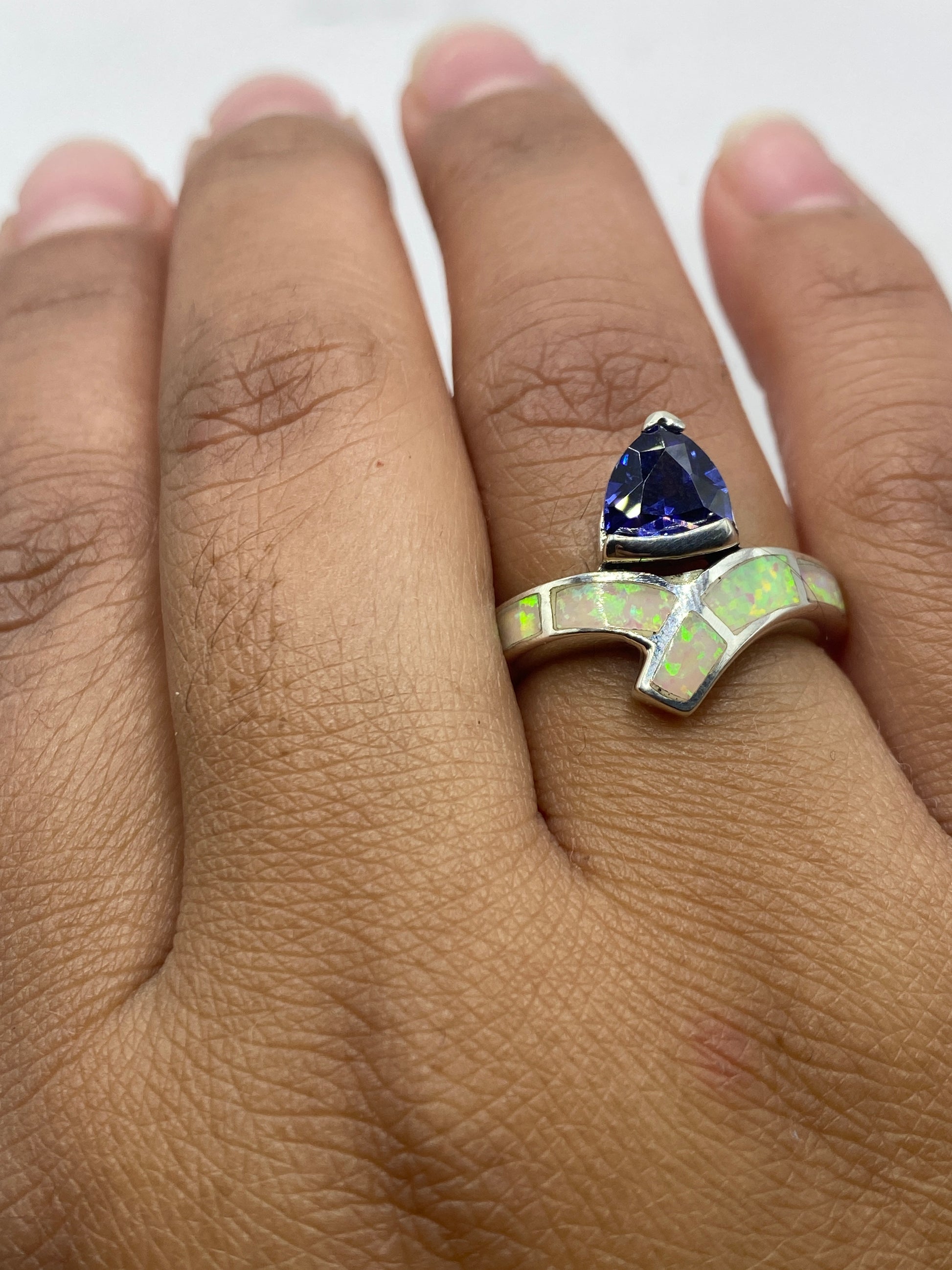 Anillo sobre fondo gris mostrando el sello 950 de autenticidad Taxco