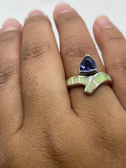 Anillo sobre fondo gris mostrando el sello 950 de autenticidad Taxco