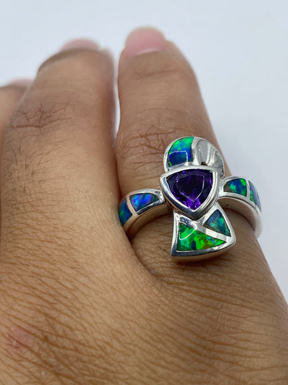 Anillo sobre dedo mostrando el efecto óptico del ópalo azul en luz natural