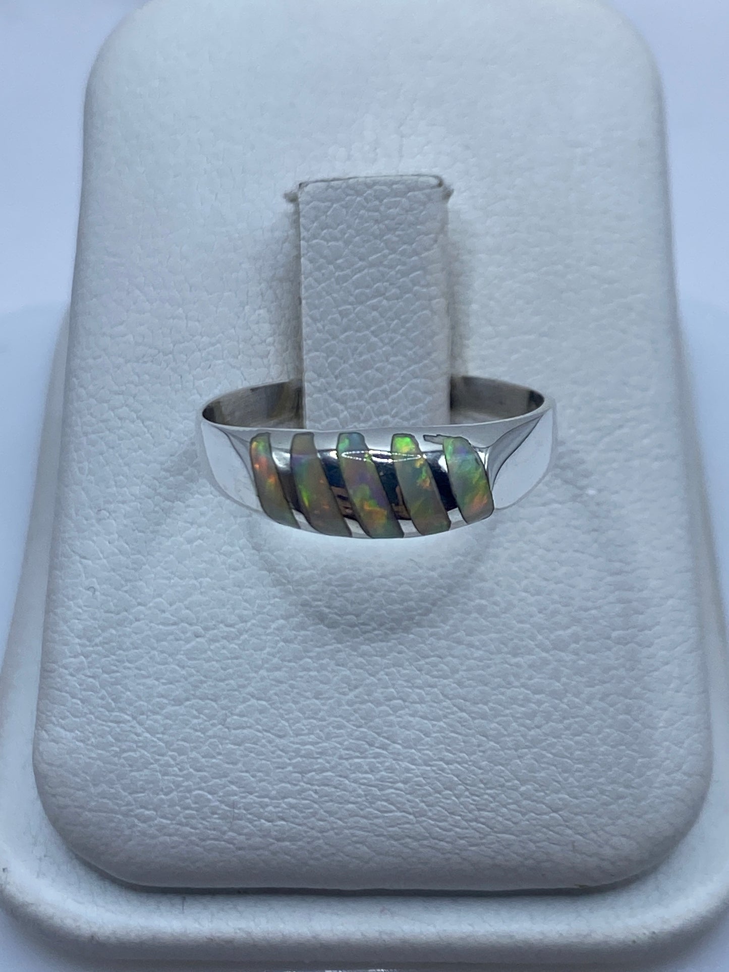 Anillo de plata .950 con ópalo de fuego multicolor en caja de presentación