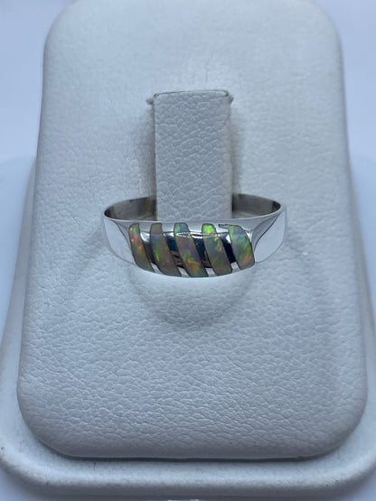 Anillo de plata .950 con ópalo de fuego multicolor en caja de presentación