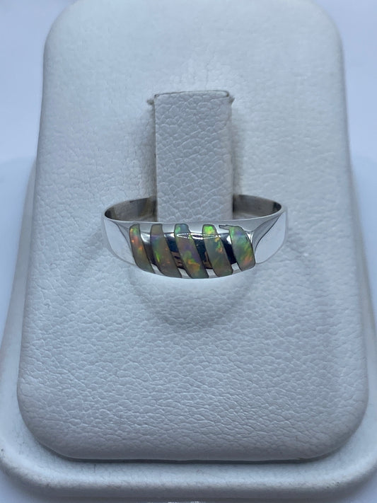 Anillo de plata .950 con ópalo de fuego multicolor en caja de presentación