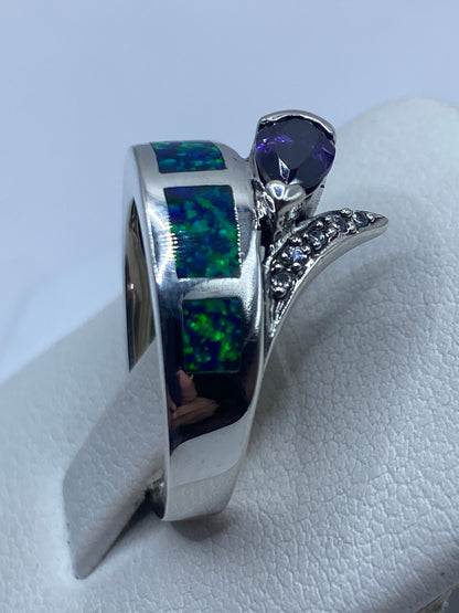 Anillo de ópalo de fuego en la mano de una mujer, con luz natural
