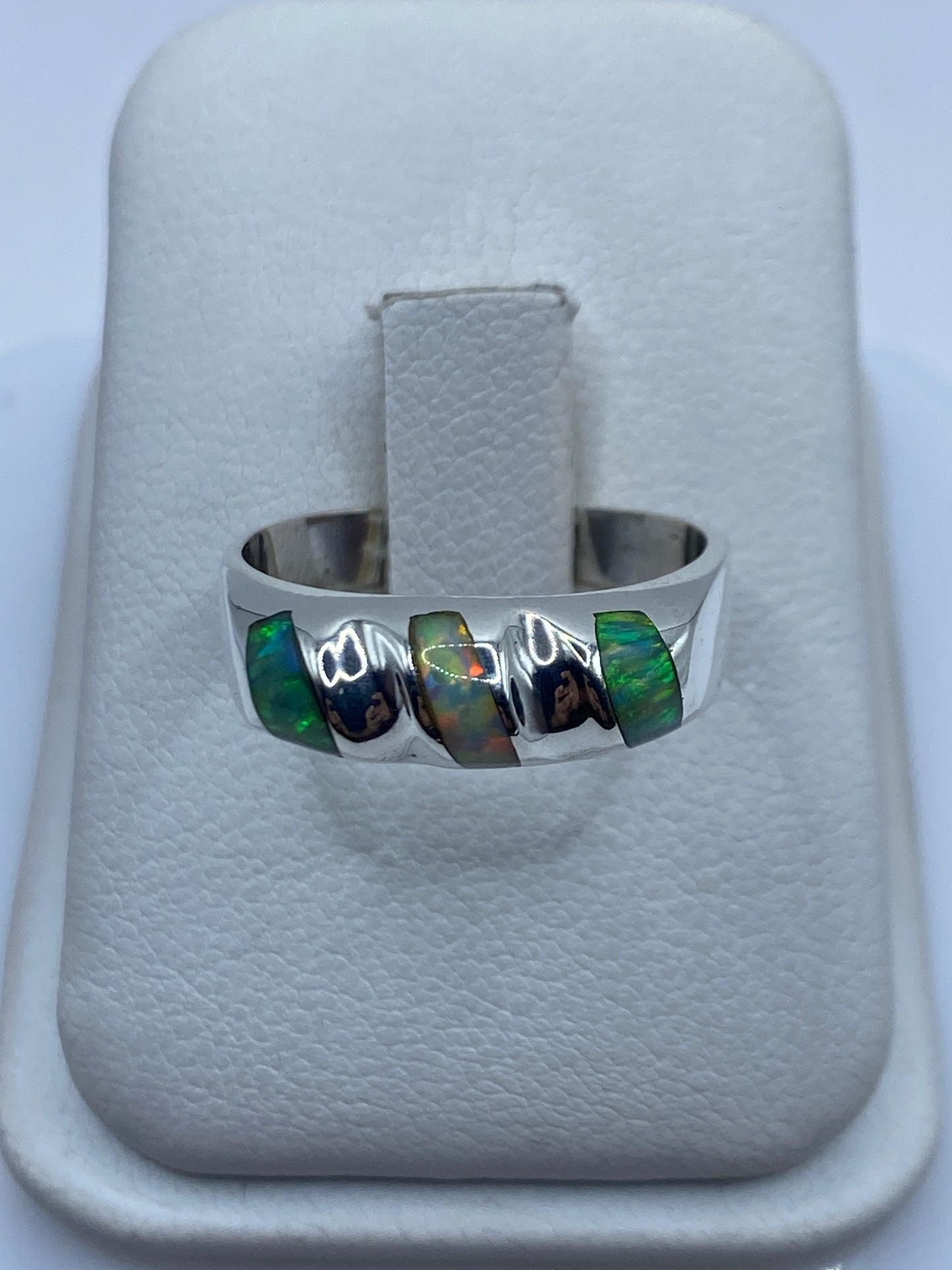 Anillo de plata .950 con ópalo de fuego verde limón segmentado a mano