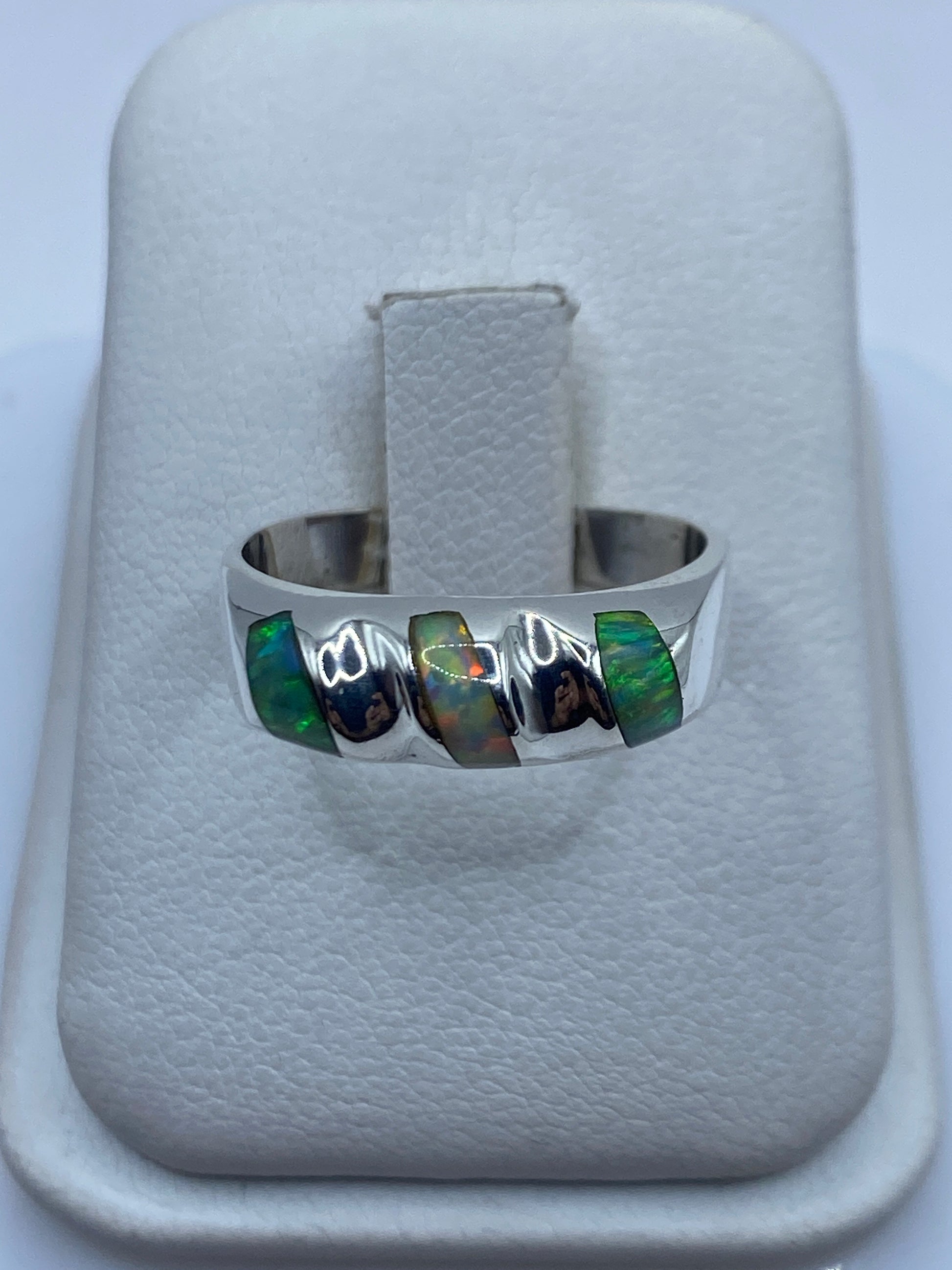 Anillo de plata .950 con ópalo de fuego verde limón segmentado a mano