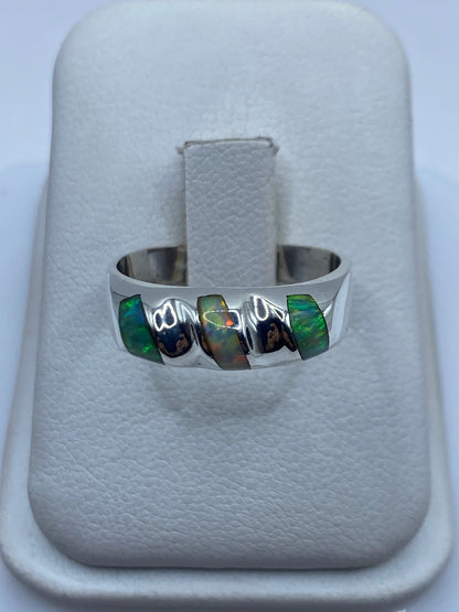 Anillo de plata .950 con ópalo de fuego verde limón segmentado a mano