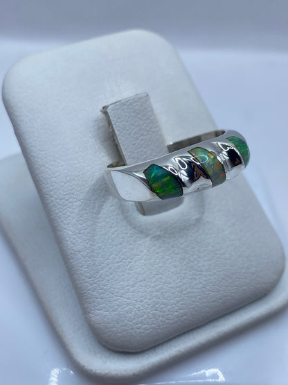 Detalle del ópalo de fuego mostrando brillo verde, dorado y azulado en luz natural