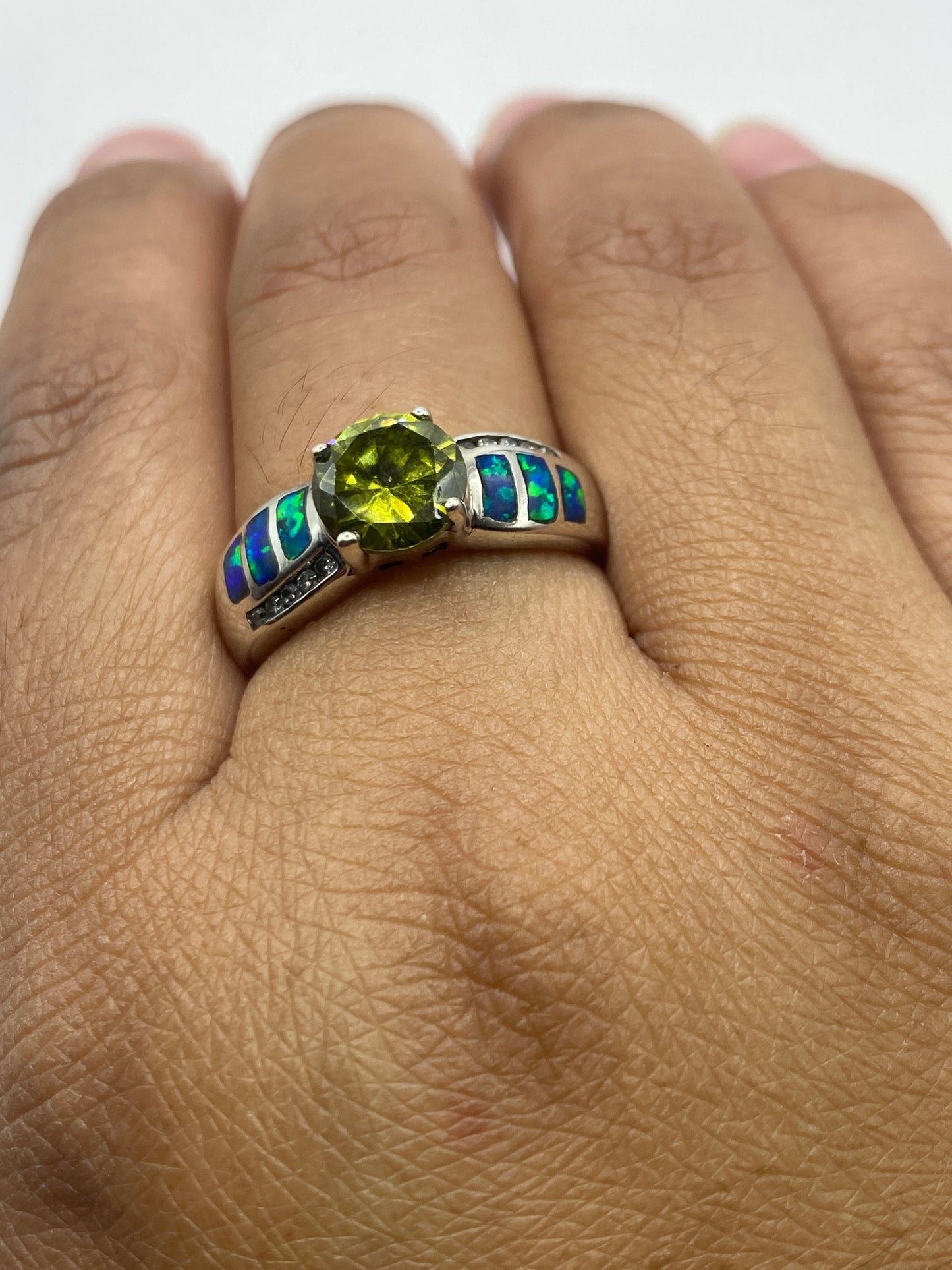Anillo sobre fondo blanco mostrando el sello .925 y la talla 8