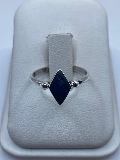 Anillo de plata .950 con onix azul tallado en forma diamante, visto de frente en estuche blanco
