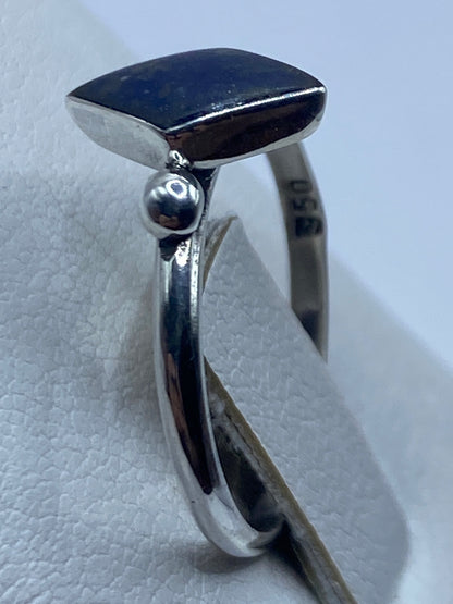 Detalle del onix azul oscuro en forma diamante con acabado espejo en plata pura de Taxco