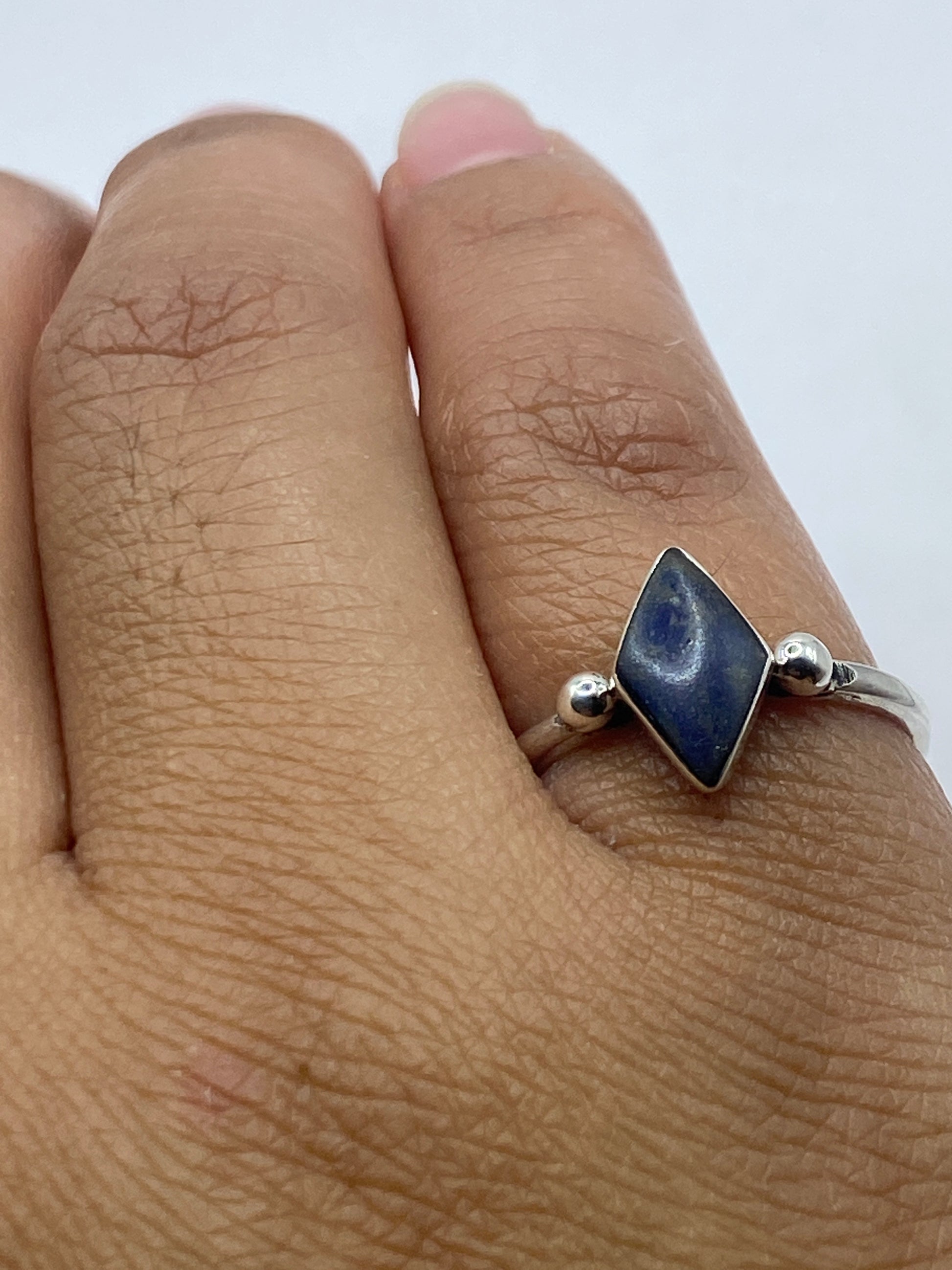 Anillo en dedo mostrando el sello 950 y la elegancia del diseño geométrico