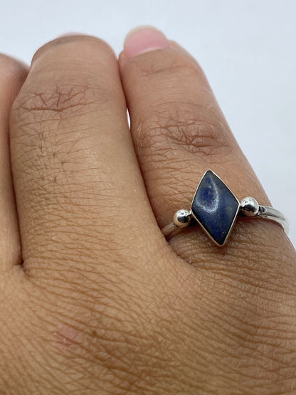 Anillo en dedo mostrando el sello 950 y la elegancia del diseño geométrico