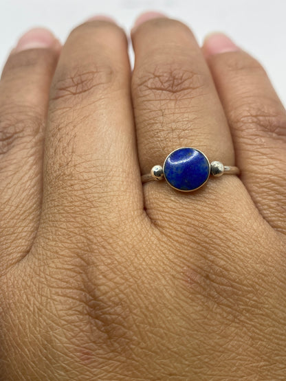 Anillo de plata colocado sobre báscula de precisión mostrando peso de 1.4 gramos