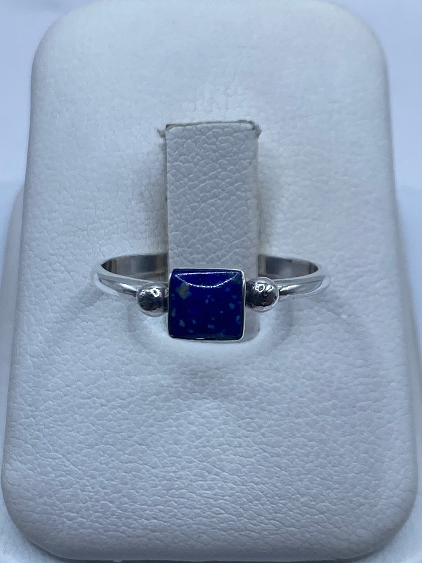Anillo de plata .950 con lapislázuli azul profundo en estuche blanco