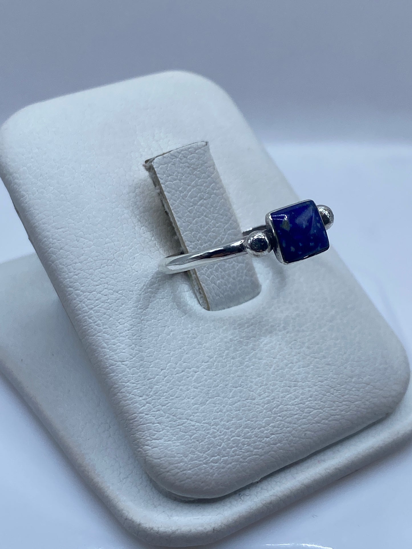 Detalle del lapislázuli azul natural con vetas constelación en anillo solitario