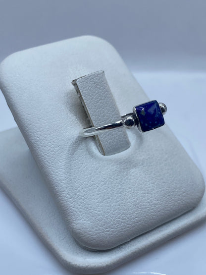 Detalle del lapislázuli azul natural con vetas constelación en anillo solitario